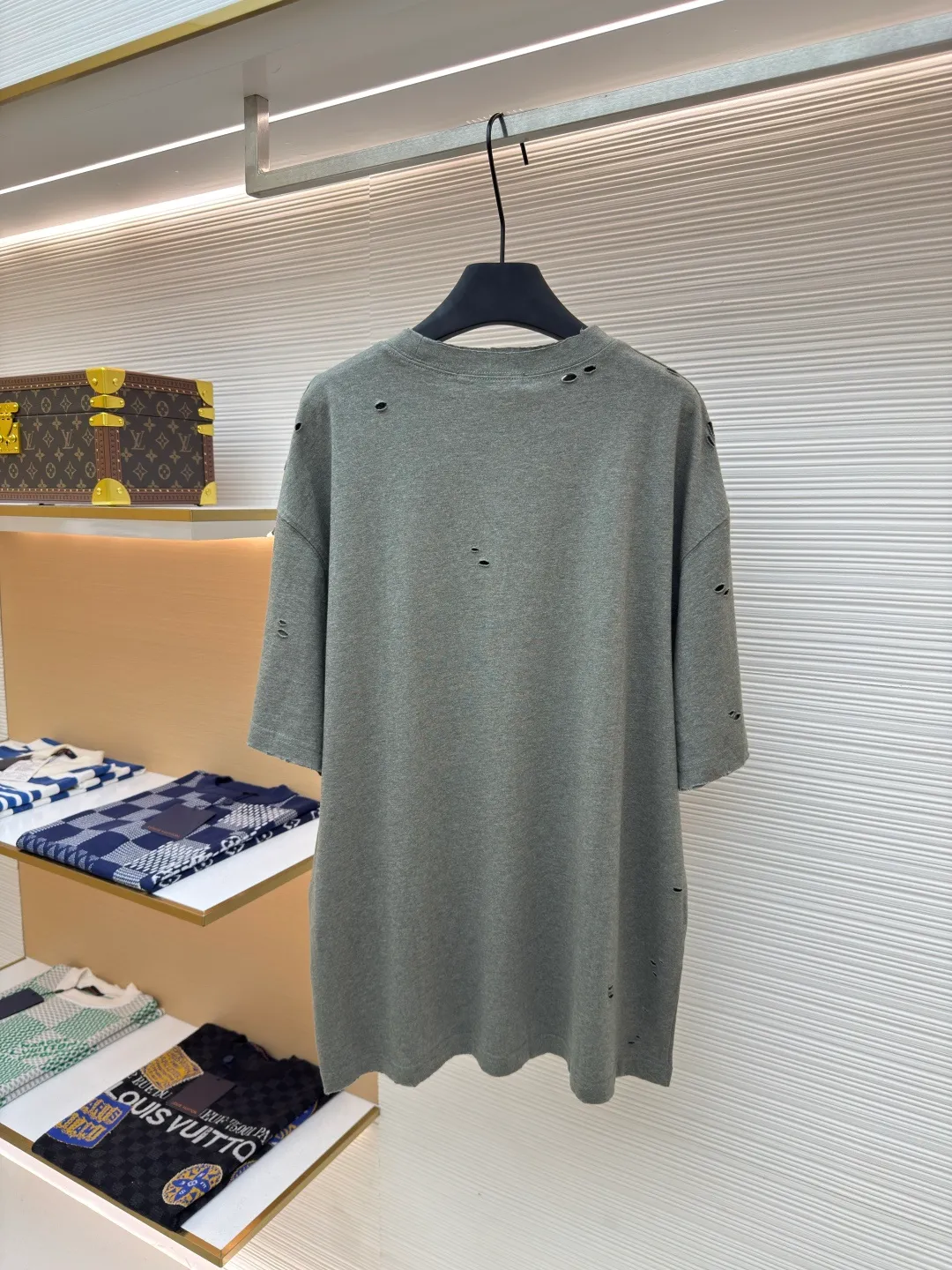 Acne Studios Distressed Printed Short Sleeves ●Authentic: Purchased and developed for 3000 ●Item No.: 1680376-A00 ●Fabric: Double-ply cotton plain fabric ●Technology: Distressed printing ●Version: Fitted version ●Weight: about 265 grams ●Size: S-M-L-XL ●Description: Customized Dream Double-ply cotton plain fabric with excellent texture, comfortable and skin-friendly, with deep black as the main color Like the mottled rust on ancient copperware, the unruly soul of AcneStudios is engraved on the chest. The ingenious integration of hole elements and wanton swaying on the black canvas is a deliberate rebellion, a break away from the shackles of tradition, and unique in the wave of trends. Glue printing is used. The chest printing is modified three times with the film screen. The glue liquid paint is used to print the pattern on the fabric. The fabric is baked to fix the printed pattern. Many parts of the body of the garment are worn and worn by pure artificial regularity, and hand brush marks are added to the surface of the garment to add texture and depth to imitate the texture of natural wear and tear. The fabrics have been washed to give them a better feel and texture. They are not easy to deform, shrink or fade, and maintain their long-lasting beauty. The overall color is consistent with no color difference. It can be matched with the same style to create a fashionable look, and can be used in various occasions. Customized accessories, complete with three standards, the same style for men and women!